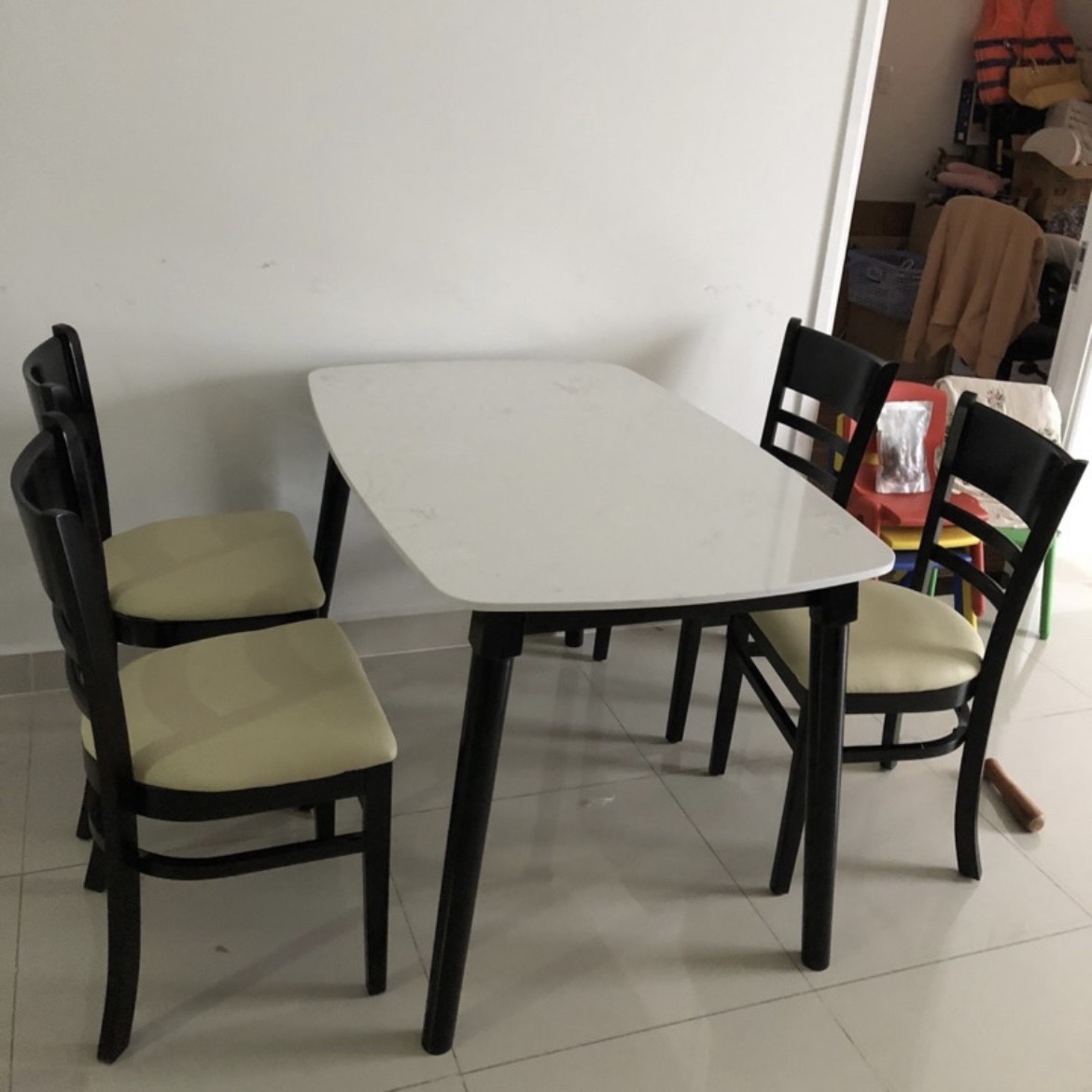 Bộ Bàn Ăn CaBin 4 Ghế Mặt Giả Đá Màu Đen - BGA5